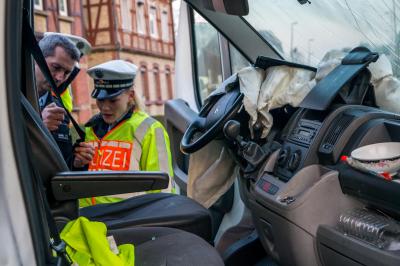 Murrhardt: Klein-LKW kracht frontal gegen Mauereck - 2 Verletzte